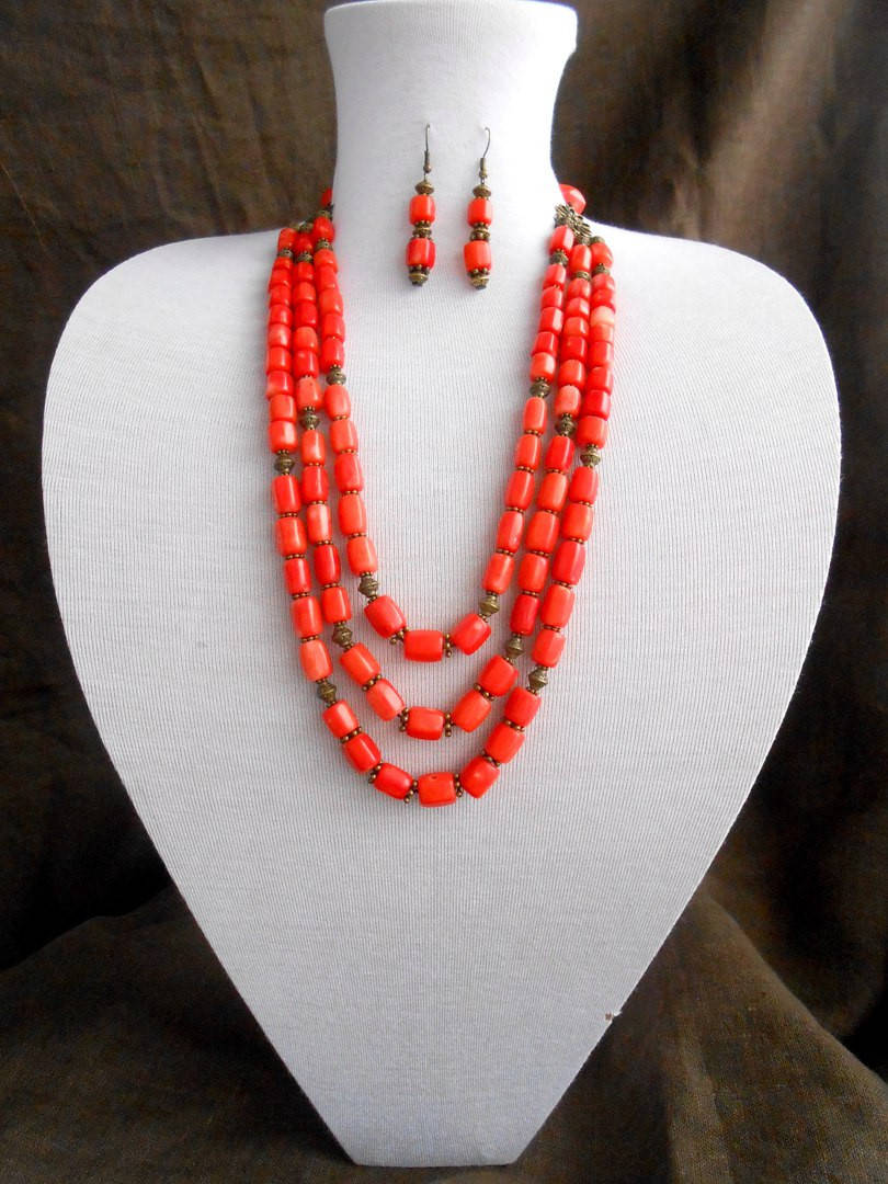 

Бусы из оранжевого коралла