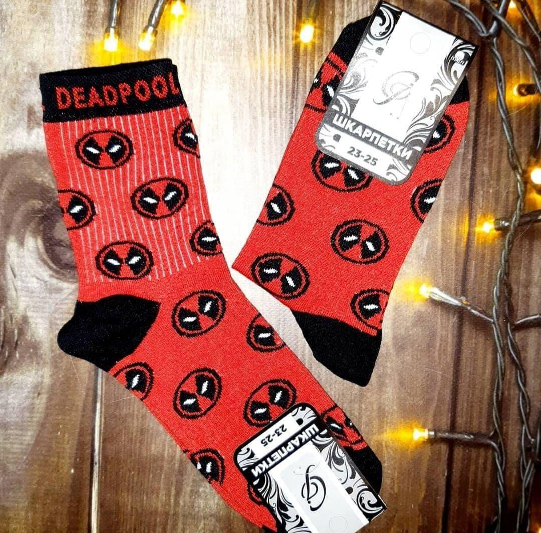 

Модные красные высокие носки с принтом Дэтпул - носки прикол