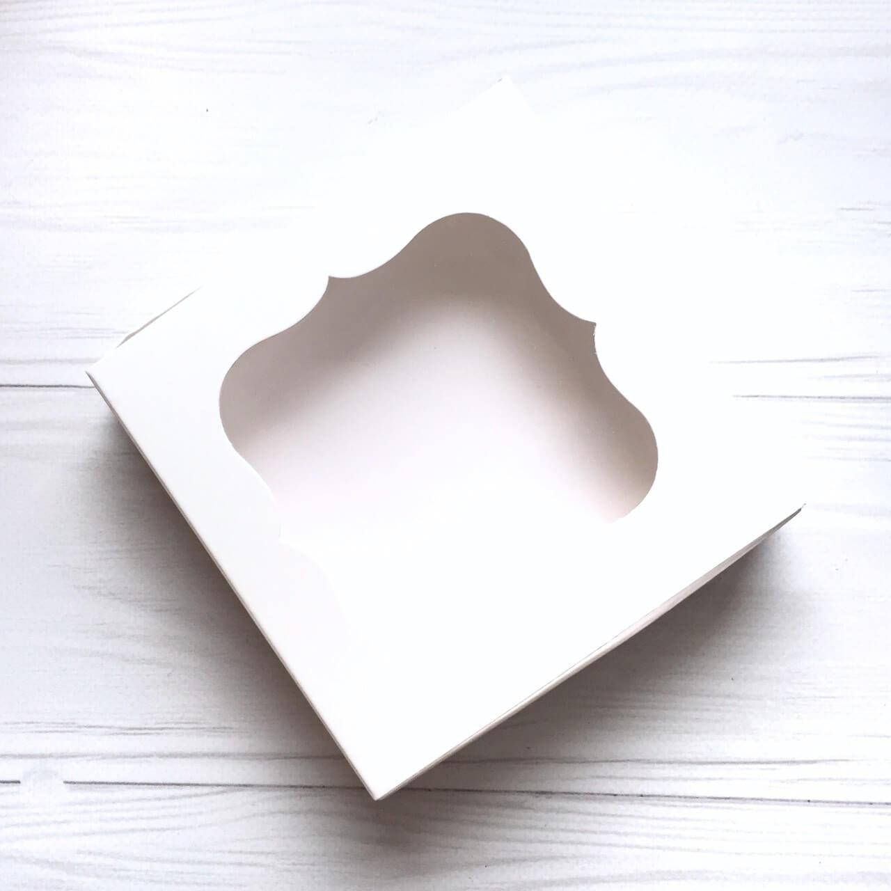 

Коробка (белая) картонная подарочная 150*150*60мм для подарков с окошком