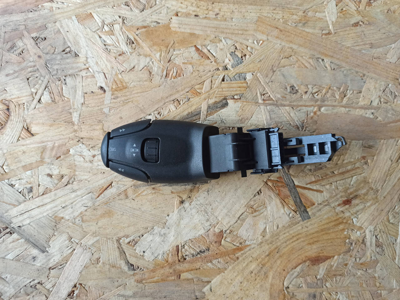 

Підрульовий перемикач магнітоли Berlingo Partner Citroen C4, C5 Peugeot 307, 308, 3008, 5008, 96637240XT