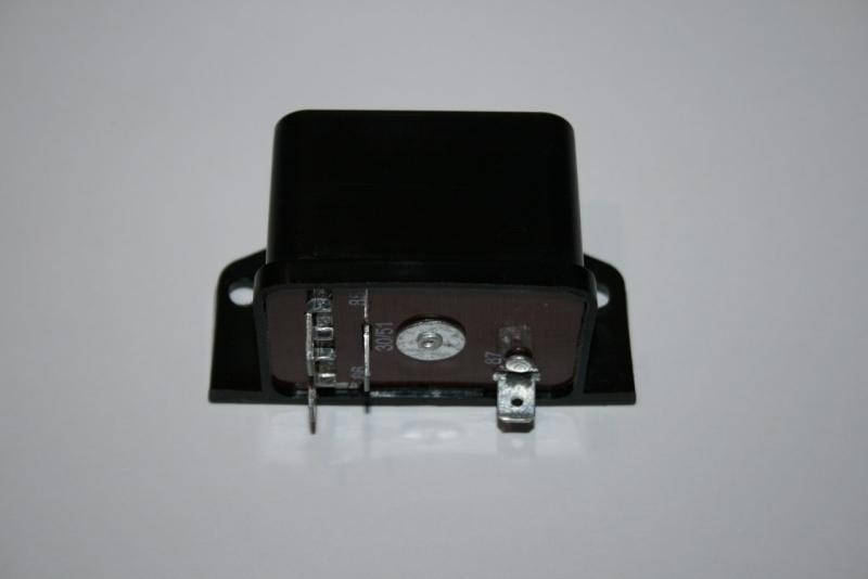 

Реле контрольной лампы заряда аккумуляторной батареи ВАЗ 2101 2102 2103 2104 2105 2106 2107 2121 завод РС 702