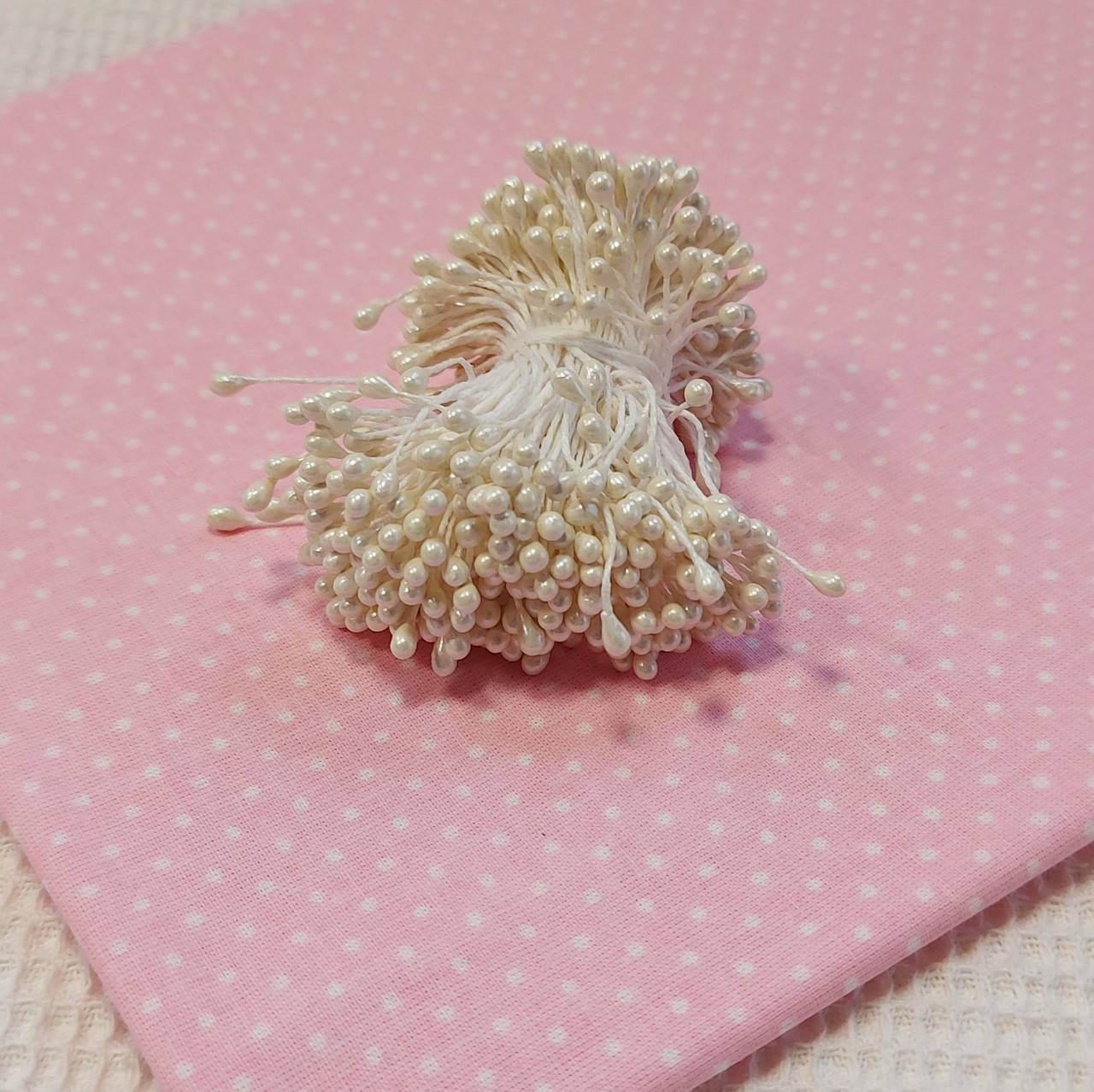 

Перламутровые тычинки на нитке