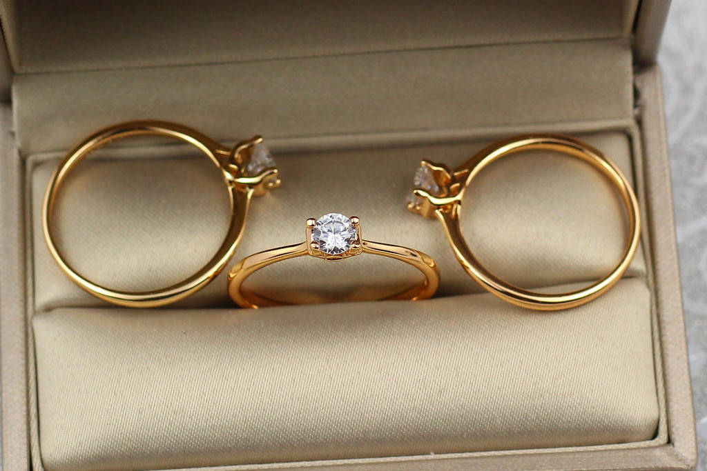 

Кольцо Xuping Jewelry тонкое с камнем 4 мм р 21 золотистое