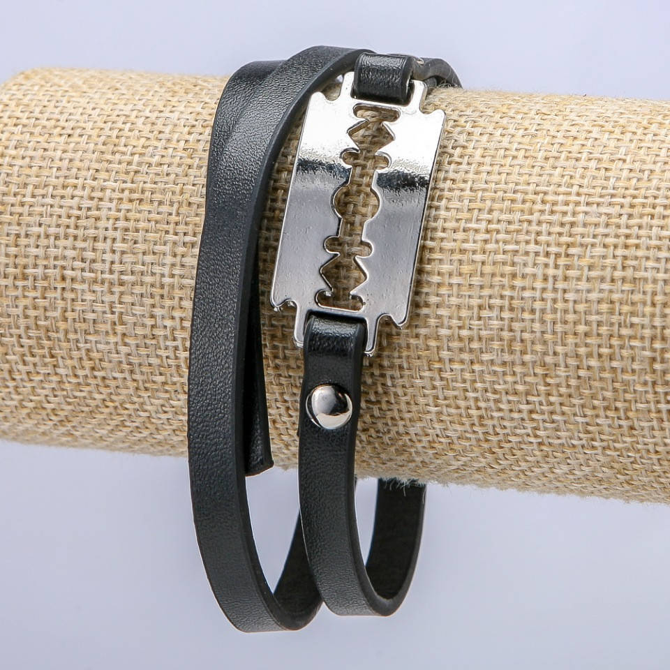 

Браслет-ремень мужской черная эко-кожа, толщина 7мм+- серебристое лезвие, длина 57см