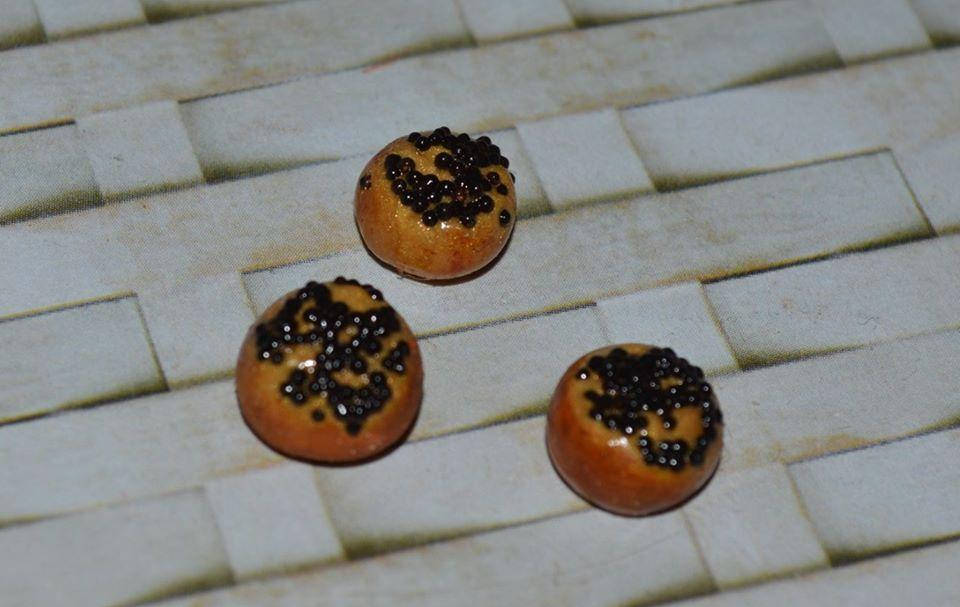 

Кукольная еда булочка с маком 1:12