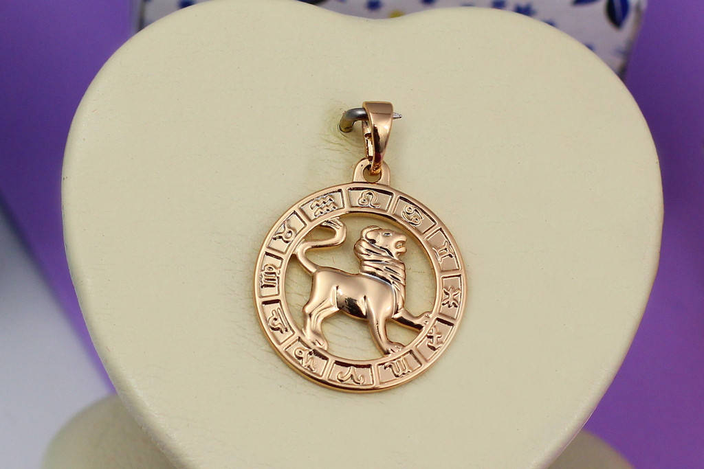 

Кулон зодиак Xuping Jewelry лев 2 см золотистый