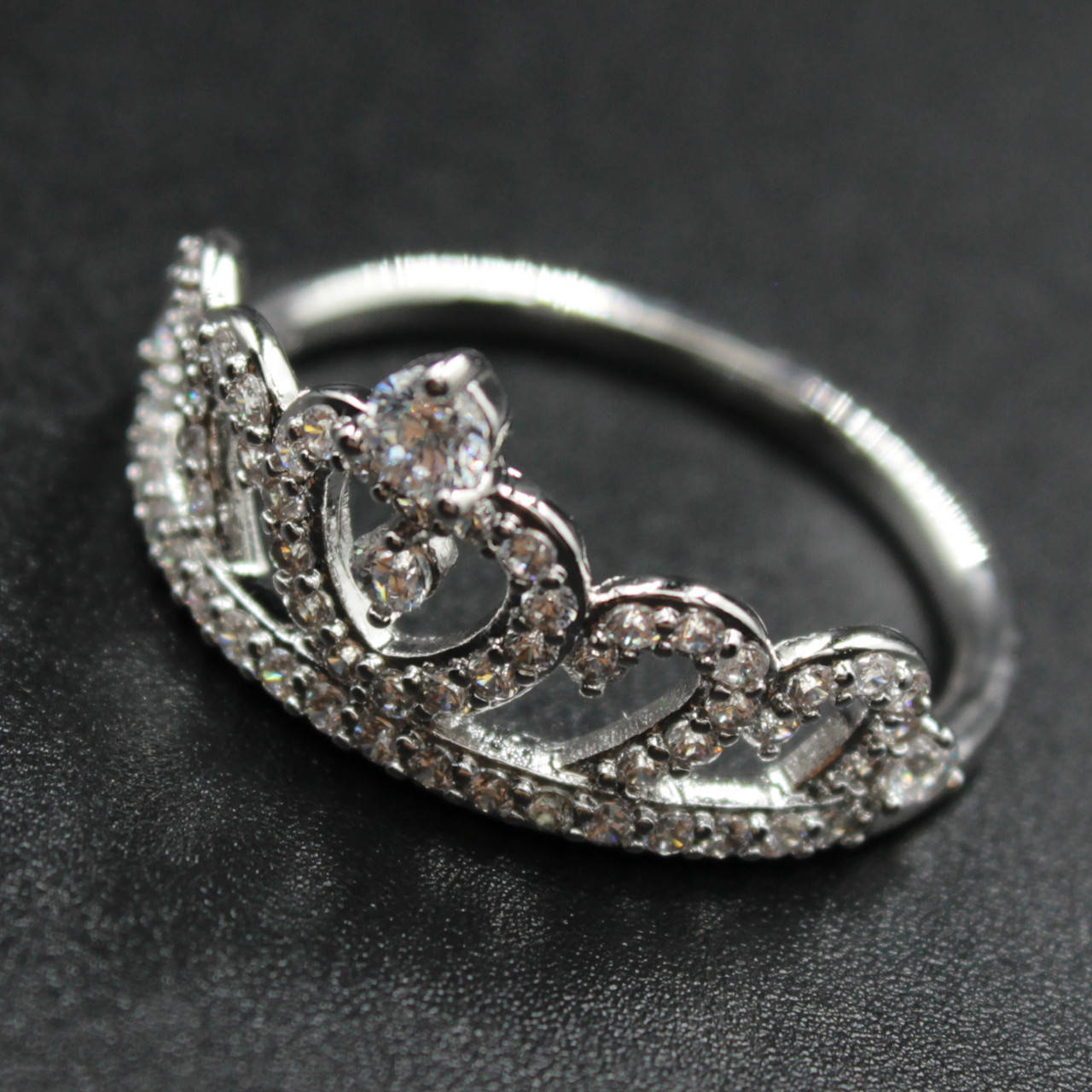 

Кольцо серебристое тонкое Xuping Jewelry в виде короны с кристаллами медицинский сплав