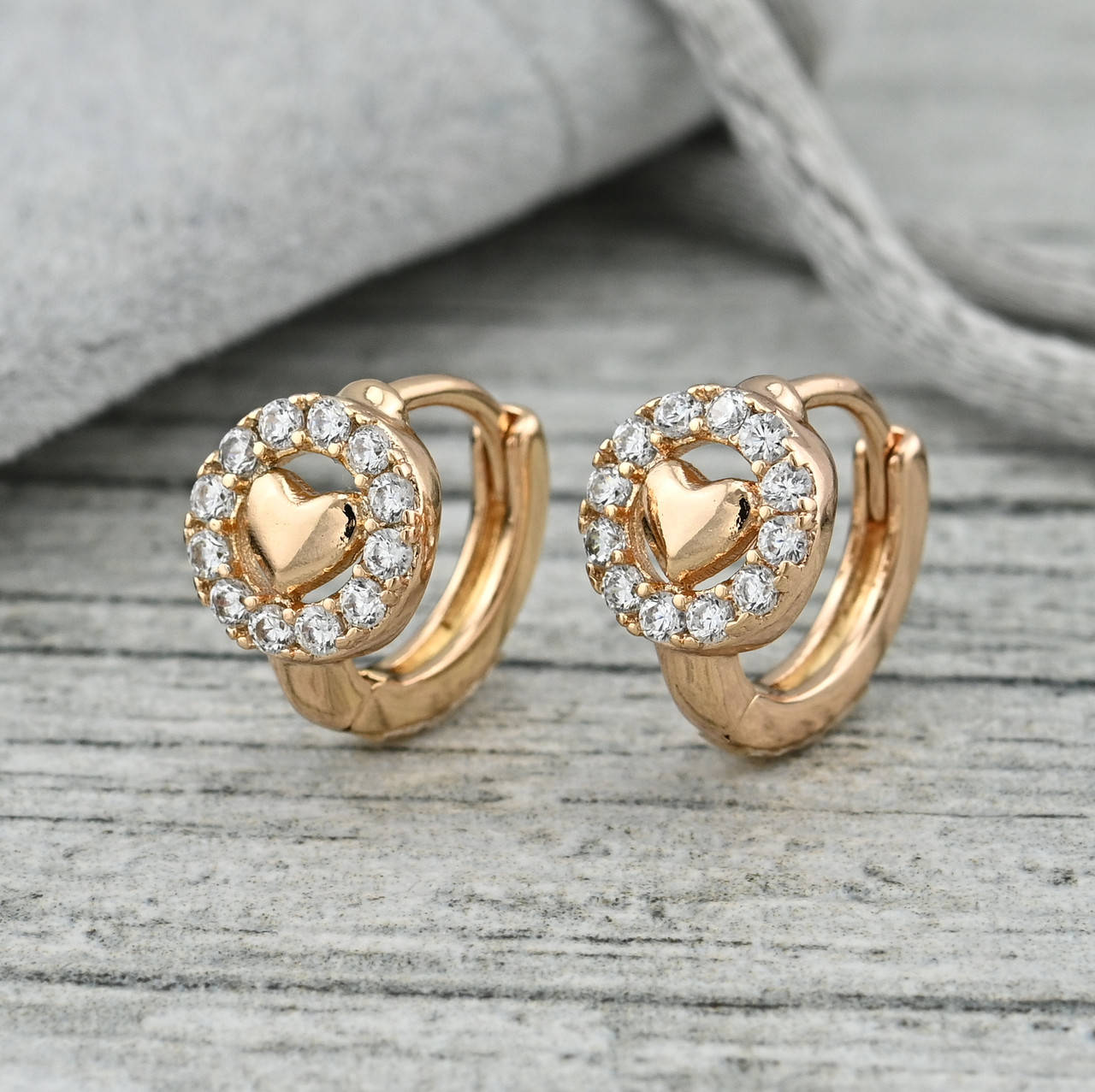 

Серьги Сердечко в алмазах 36397 размер 12х8 мм белые фианиты вес 2 г позолота 18К