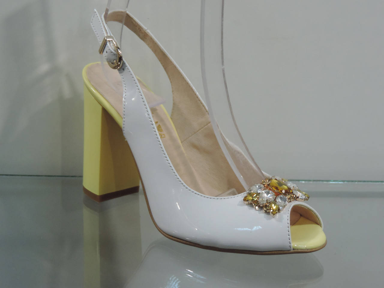 

Стильные женские босоножки на каблуке