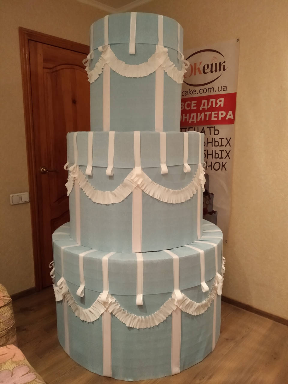 

Шоу торт с местом для человека внутри" СЮРПРИЗ"