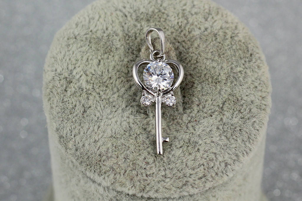 

Кулон Xuping Jewelry ключик с камнем 2.4 см серебристый
