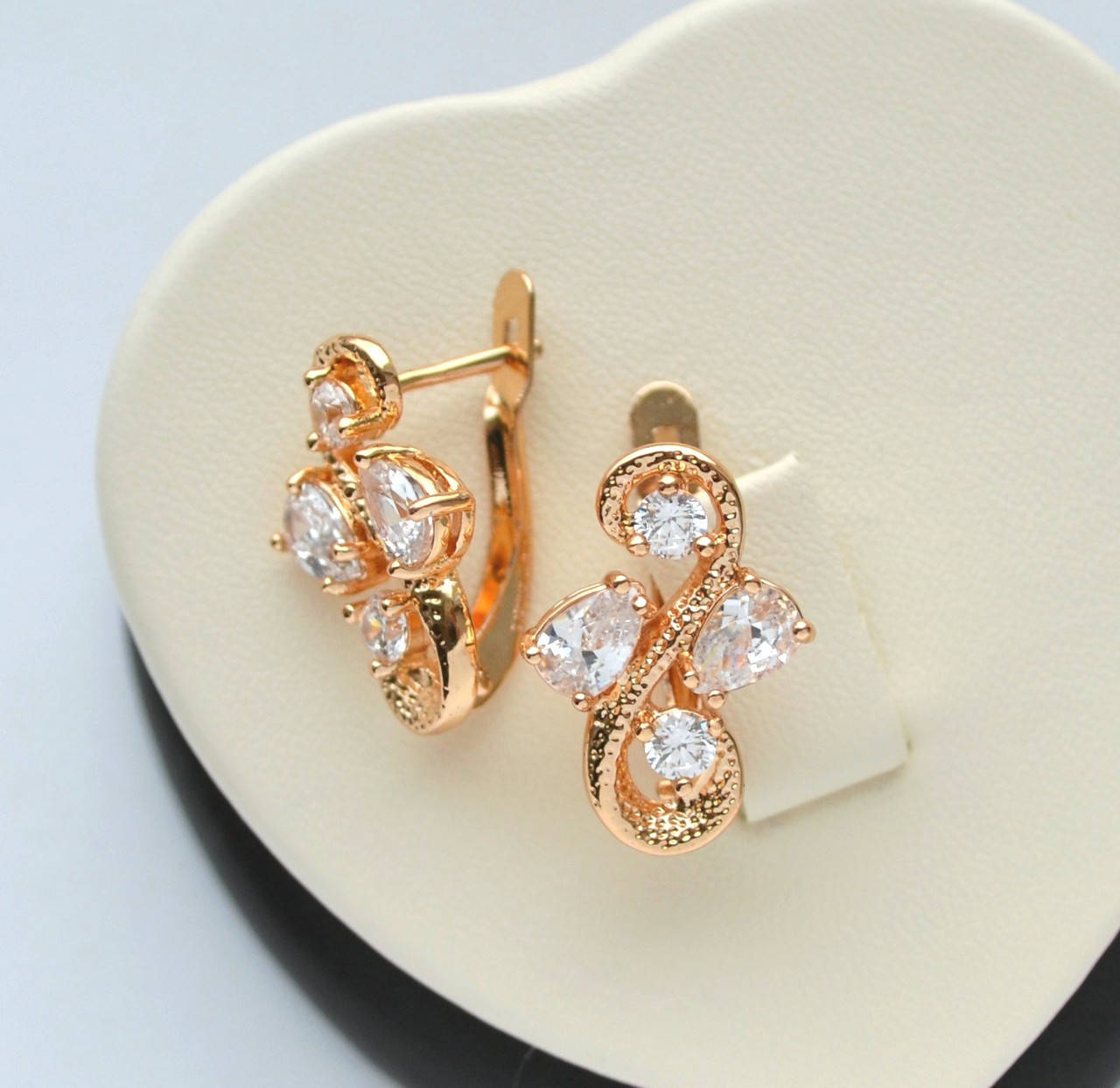 

Серьгии Завиток с белыми кристаллами розовая позолота 18к.