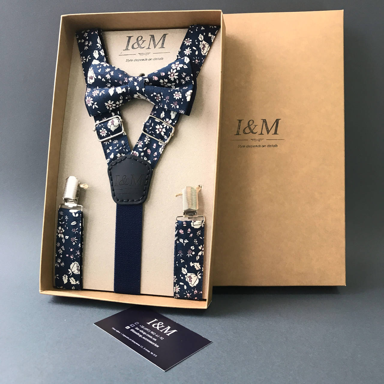 

Набор I&M Craft галстук-бабочка и подтяжки для брюк синий в белые цветы (030202)