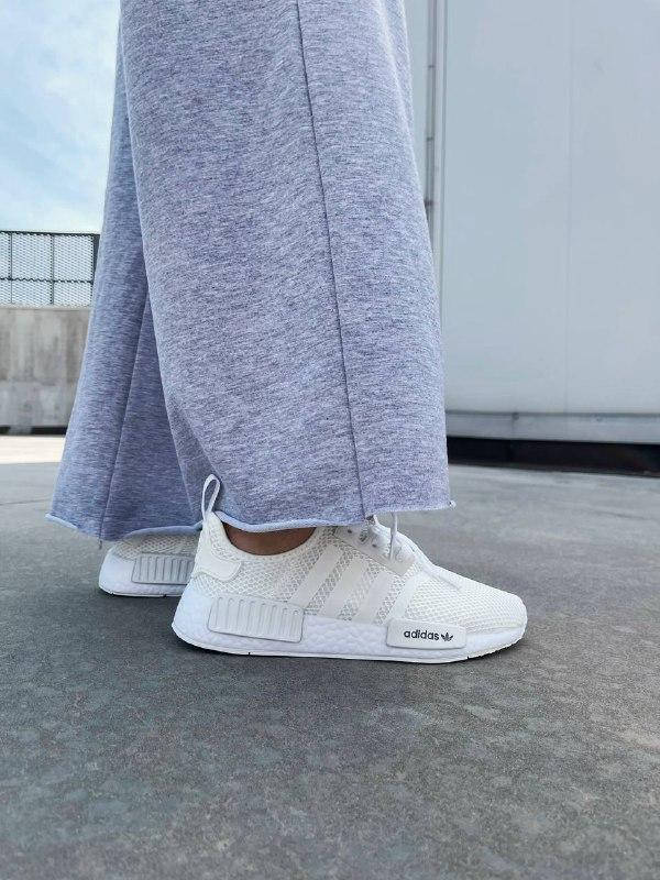 

Кросівки жіночі Adidas NMD R1 Triple White Cherry женская обувь, Белый
