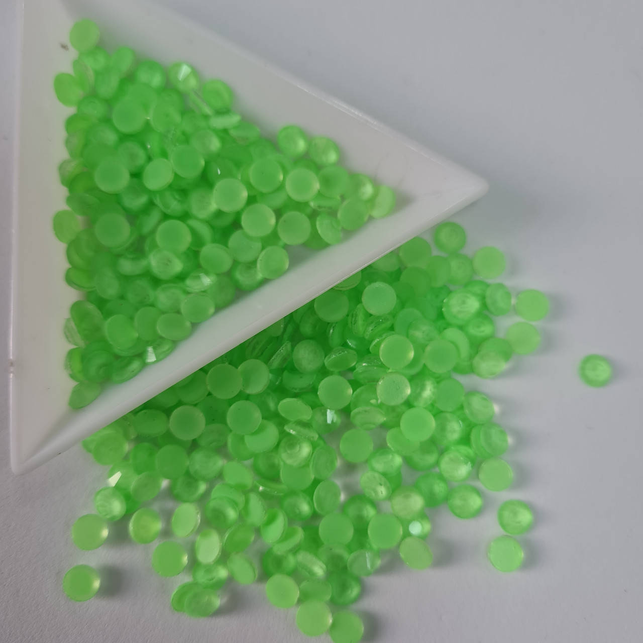 

Стразы ss20 Neon peridot 1440шт. (5,0мм)