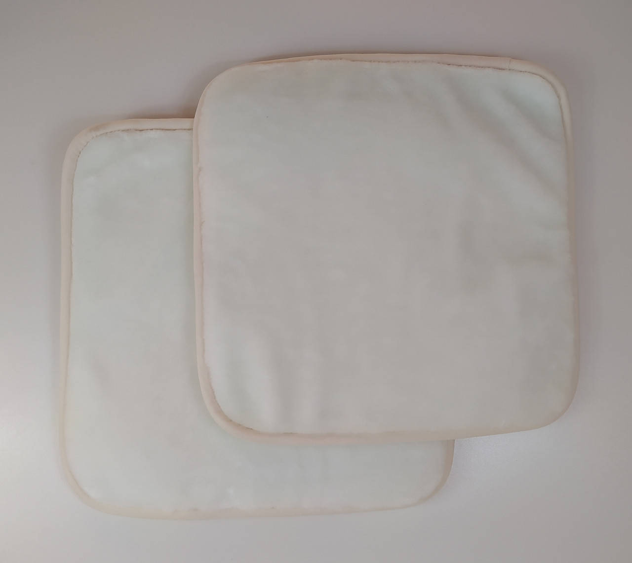 

Накидка на сиденье из натуральной овечьей шерсти белая, длина 50 см, ширина 50 см.