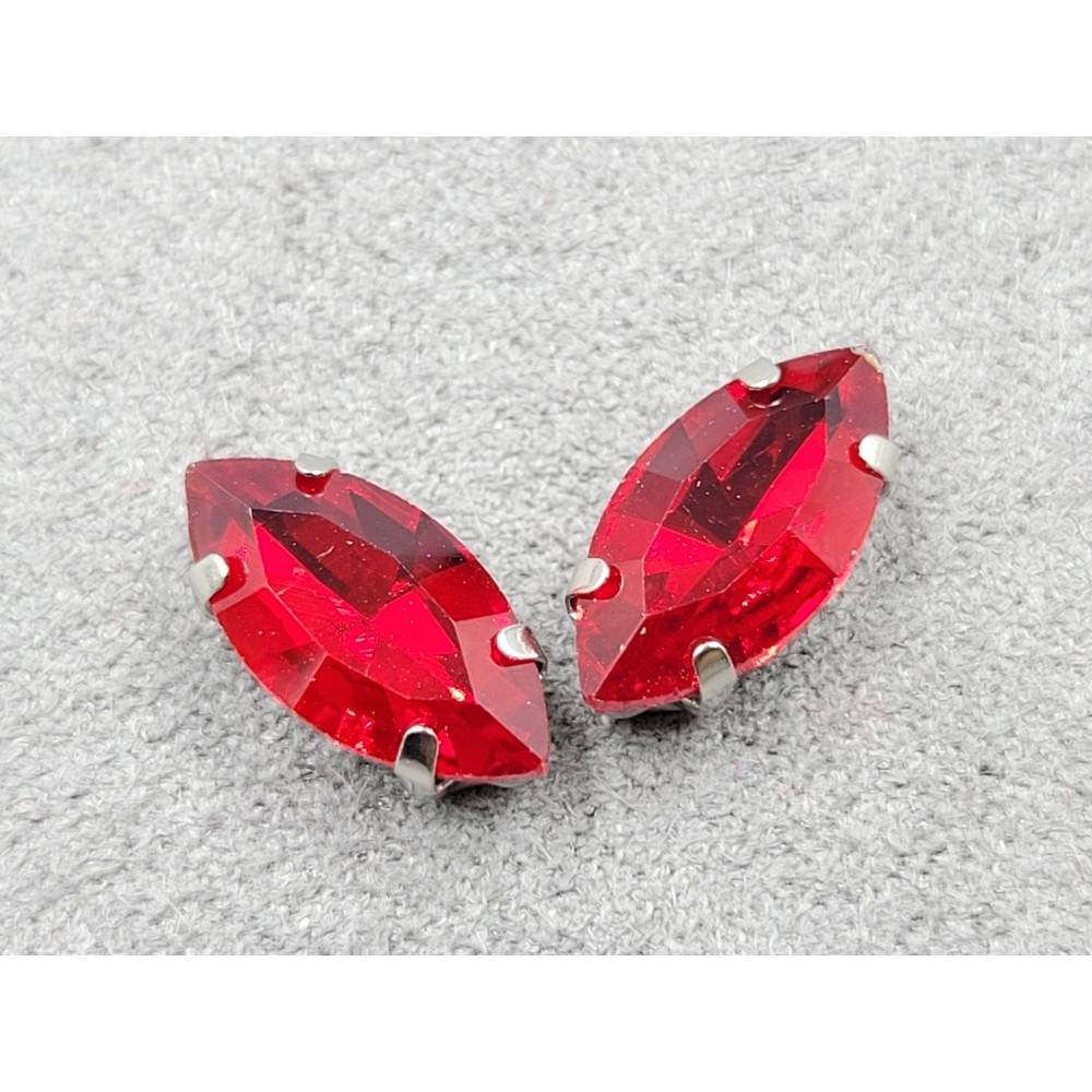 

Страз в цапах. Размер 6*12. (стекло). Цвет - красный