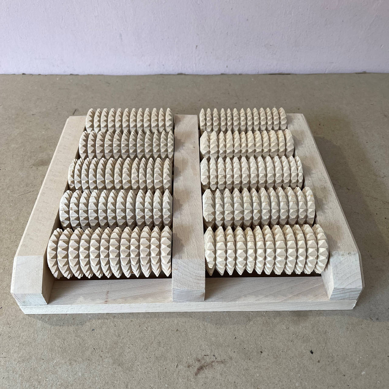 

Массажер для ног на 10 роликов