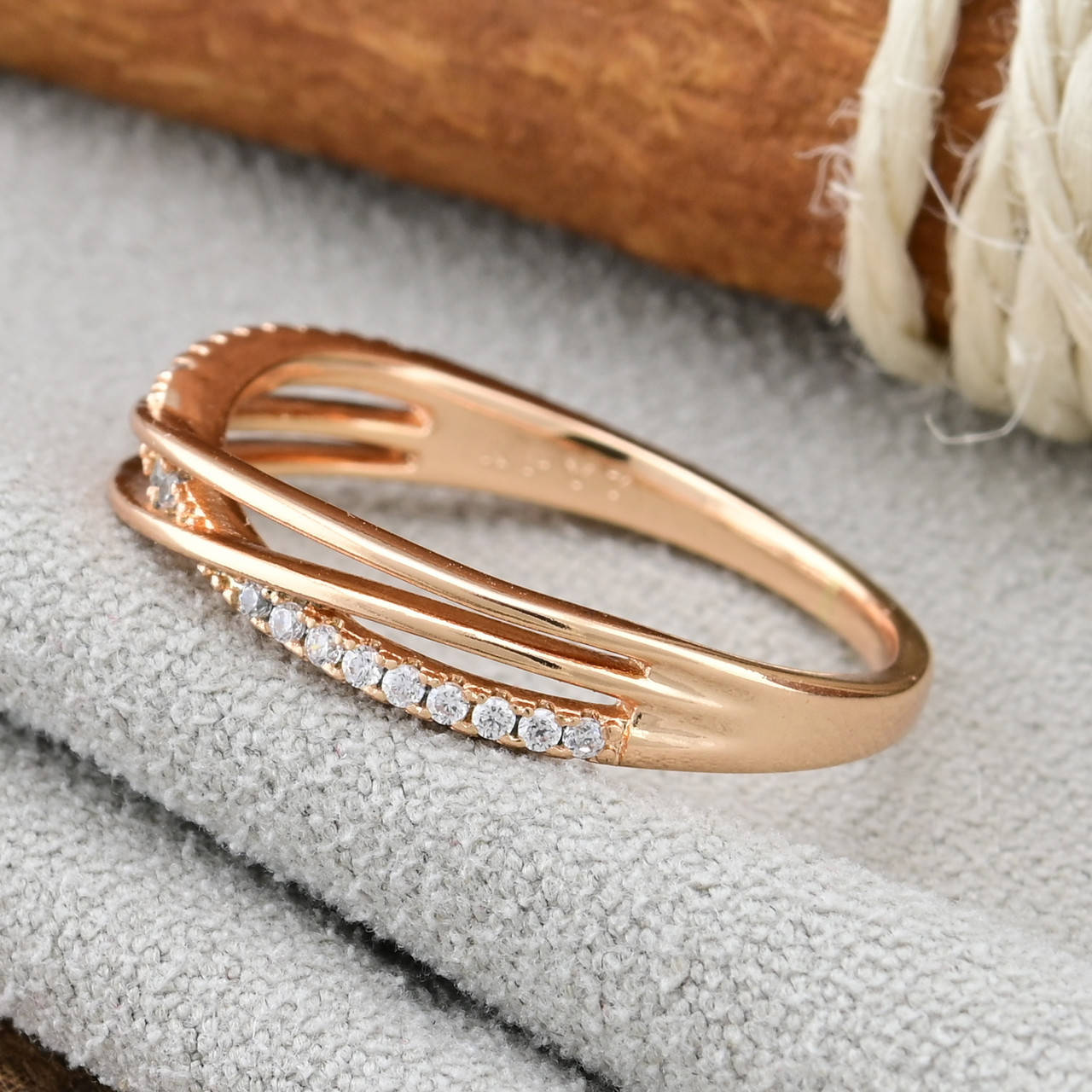 

Кольцо Xuping 14678 ширина 3 мм белые фианиты позолота 18К размер 20