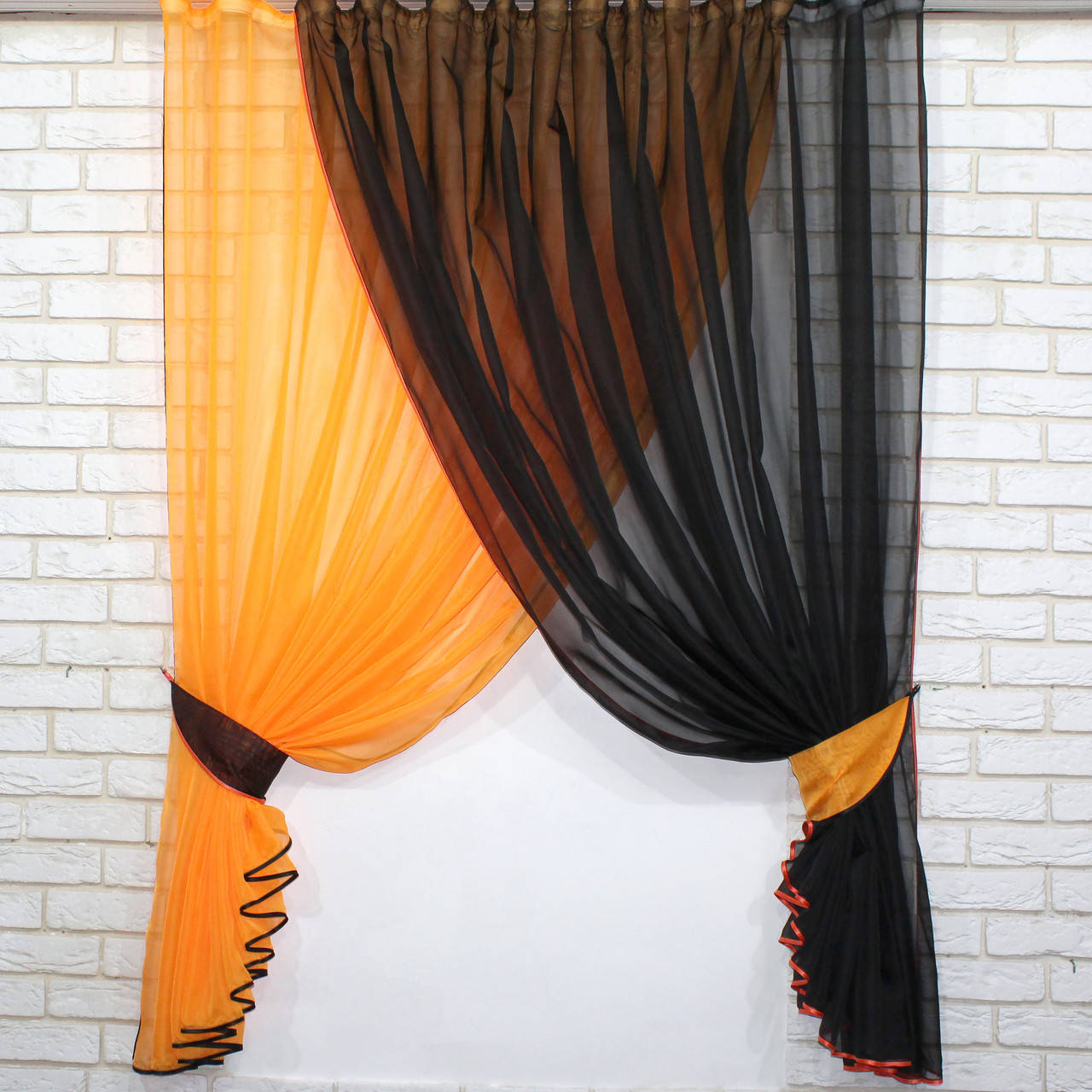 

Кухонный комплект (330х170см.) шторки с подвязками "Дуэт". Цвет оранжевый с чёрным. Код 060к 50-321