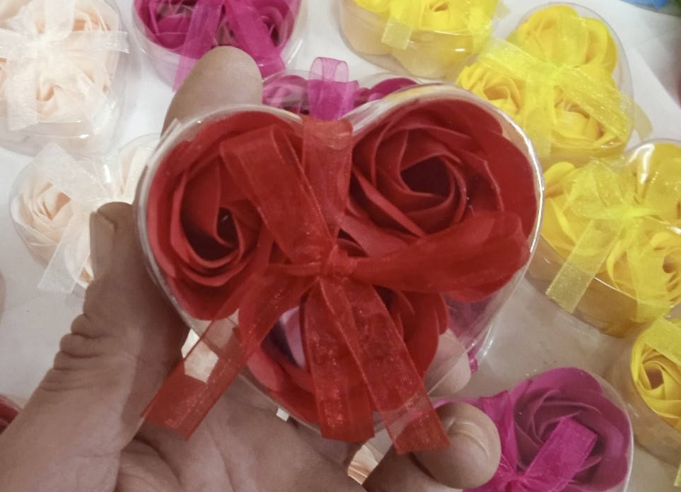 

Подарочное мыло лепестки розы (3 бутона)