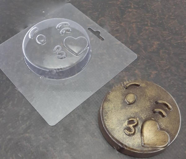 

Форма пластикова для шоколаду Смайлик З поцілунком