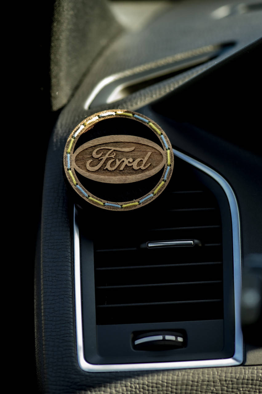 

Ароматизатор на дефлектор в машину Ford ручной работы в деревянной коробке Зелений чай і грейпфрут