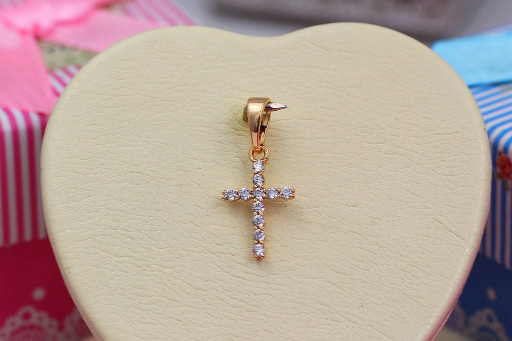 

Крестик Xuping Jewelry с камнями 1.3 см золотистый