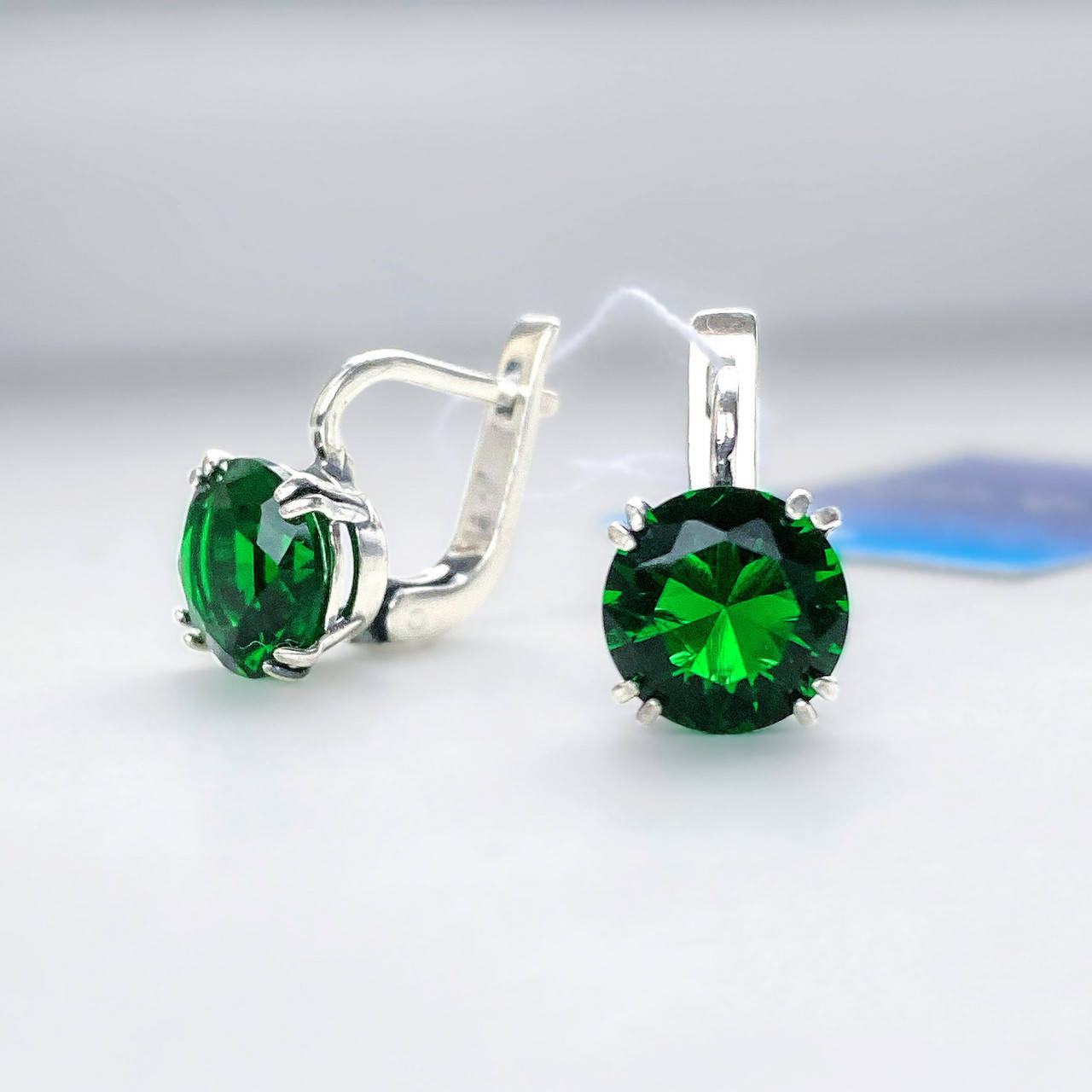 

Серьги классические с камнем