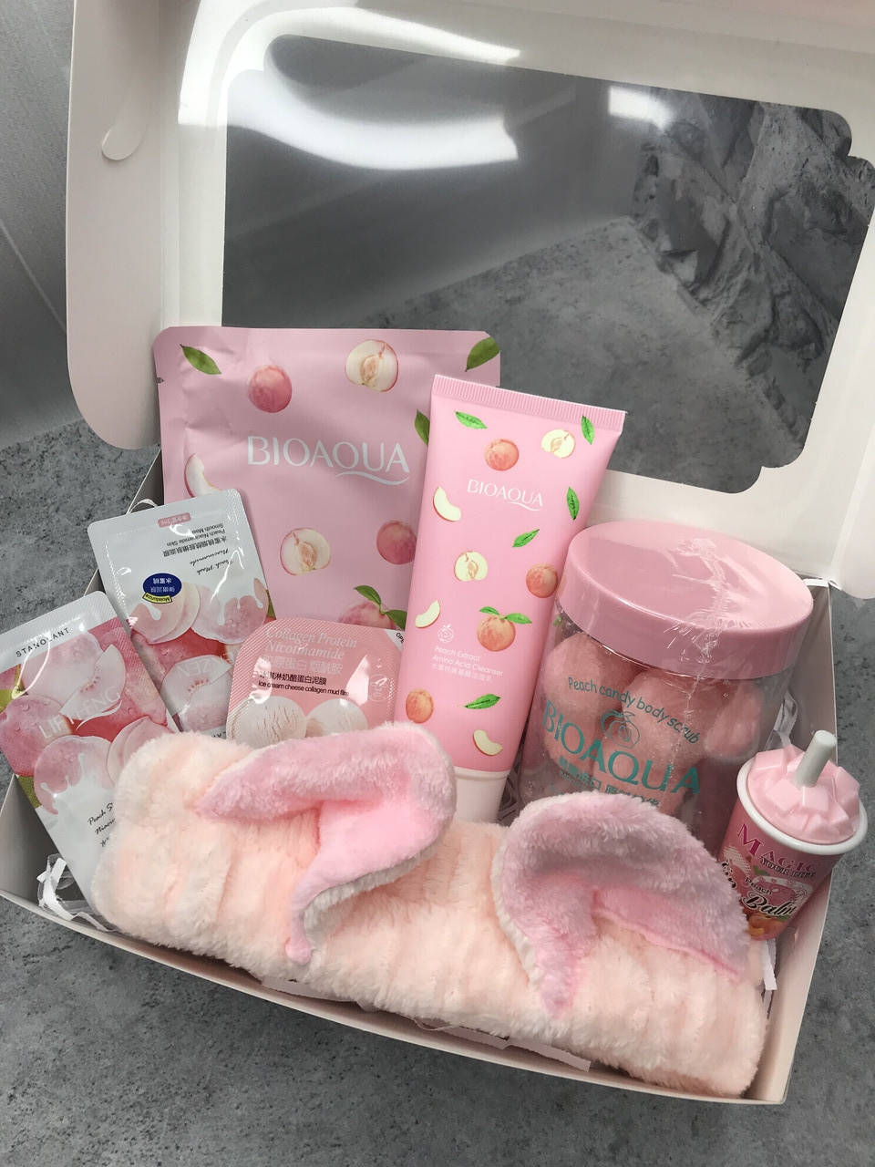 

Набор косметики в подарочной упаковке с бантом