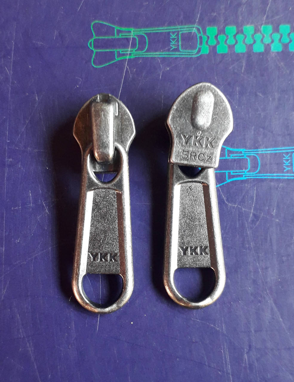 

Бегунок YKK обратный к спиральной молнии №5RC темный никель