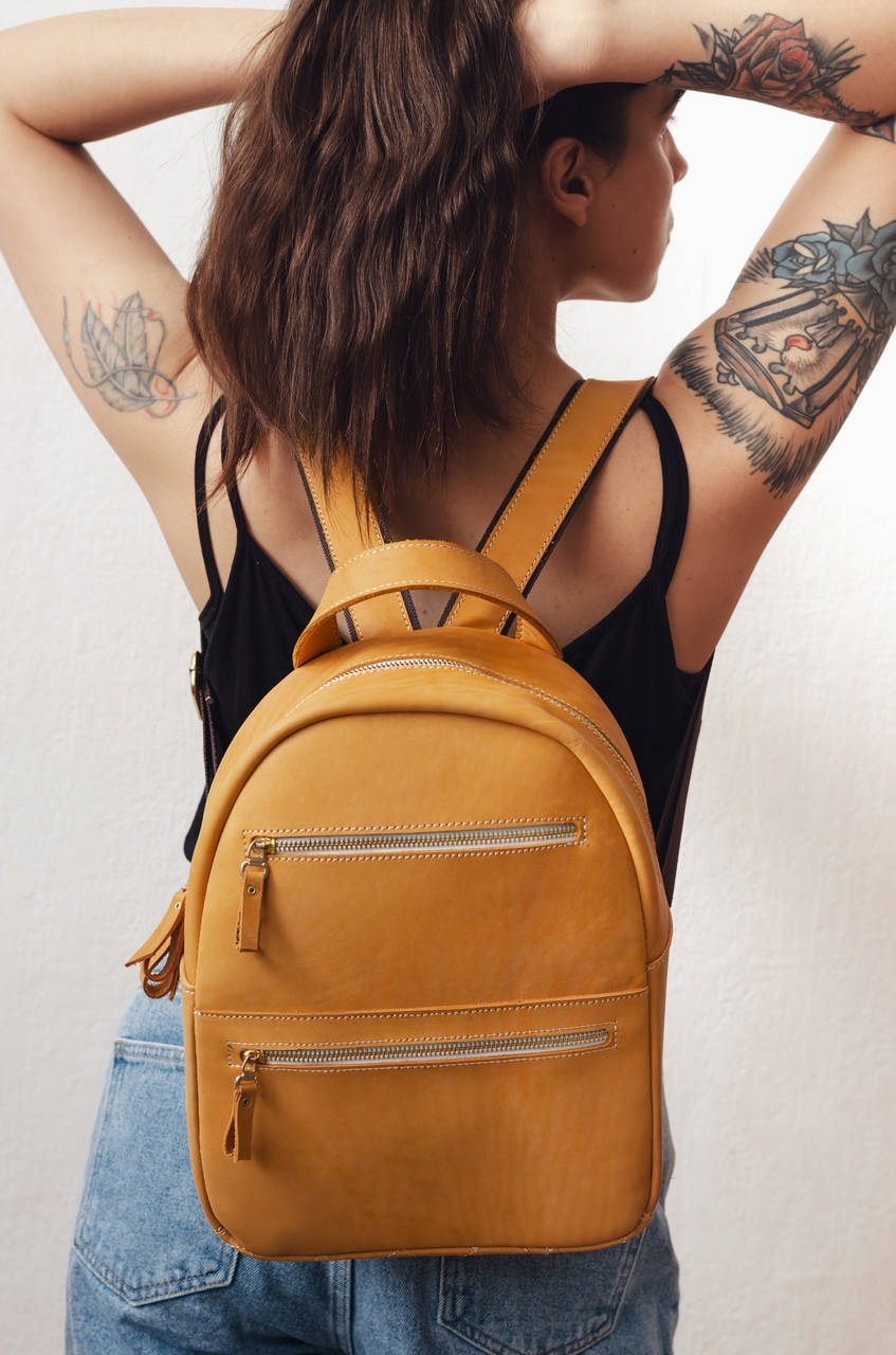 

Кожаный женский рюкзак ручной работы. Вместительный большой рюкзак, Желтый