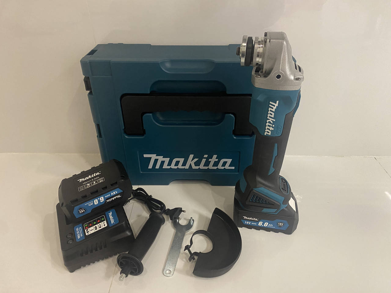 

Аккумуляторная болгарка MAKITA DGA 404,18v,6.0a в большом кейсе! Цена!