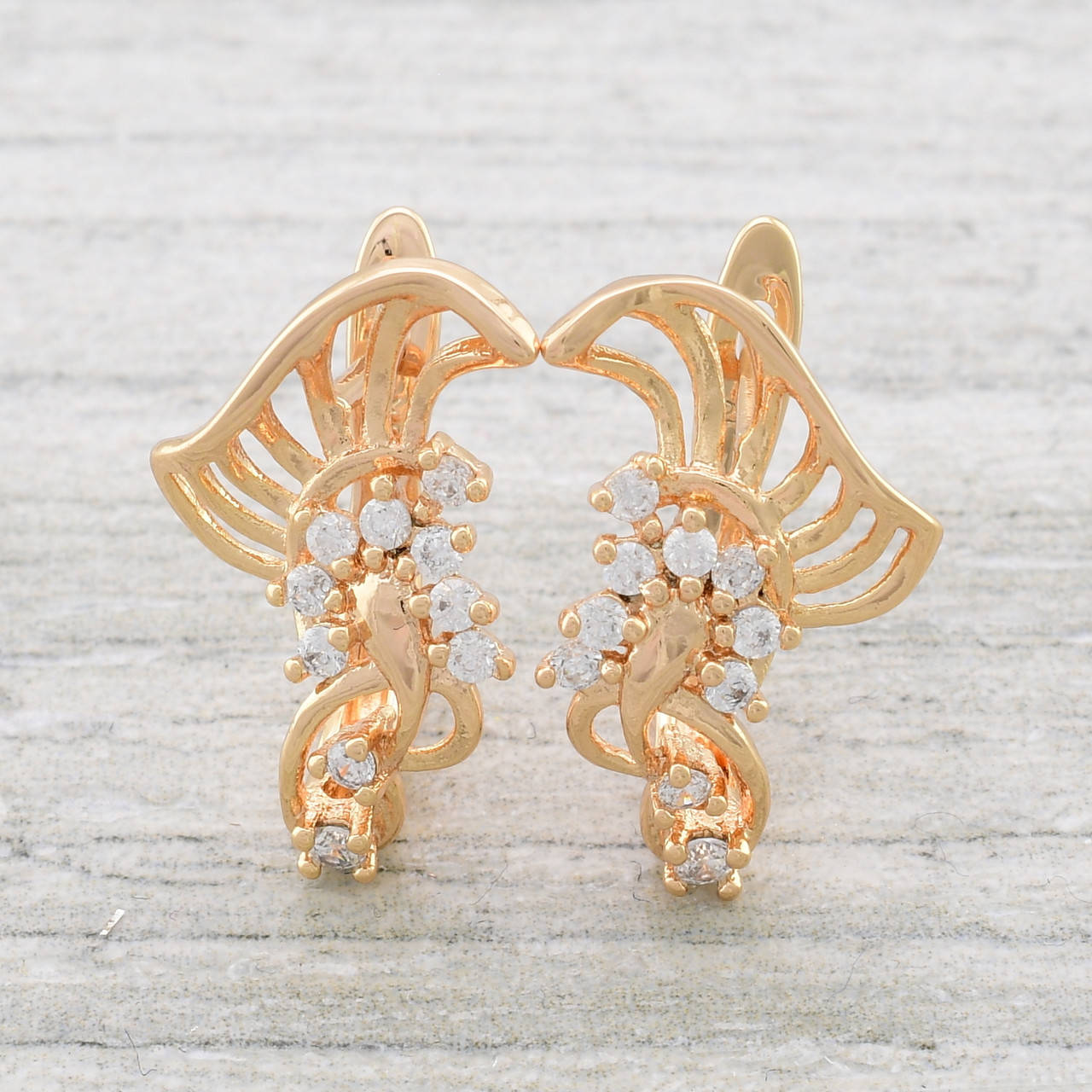 

Серьги Жозефина размер 19х12 мм, белые фианиты, вес 2.2 г позолота 18К