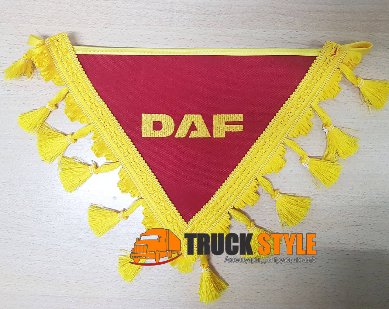 

Вимпел трикутний Daf Даф (29см.х24,5см.х24,5см.)