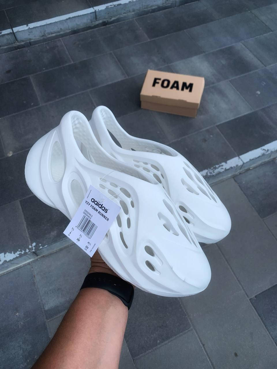 

Мужские тапочки белые Adidas Yeezy Foam Runner White. Белые мужские шлепанцы летние Адидас ИЗИ Фоам