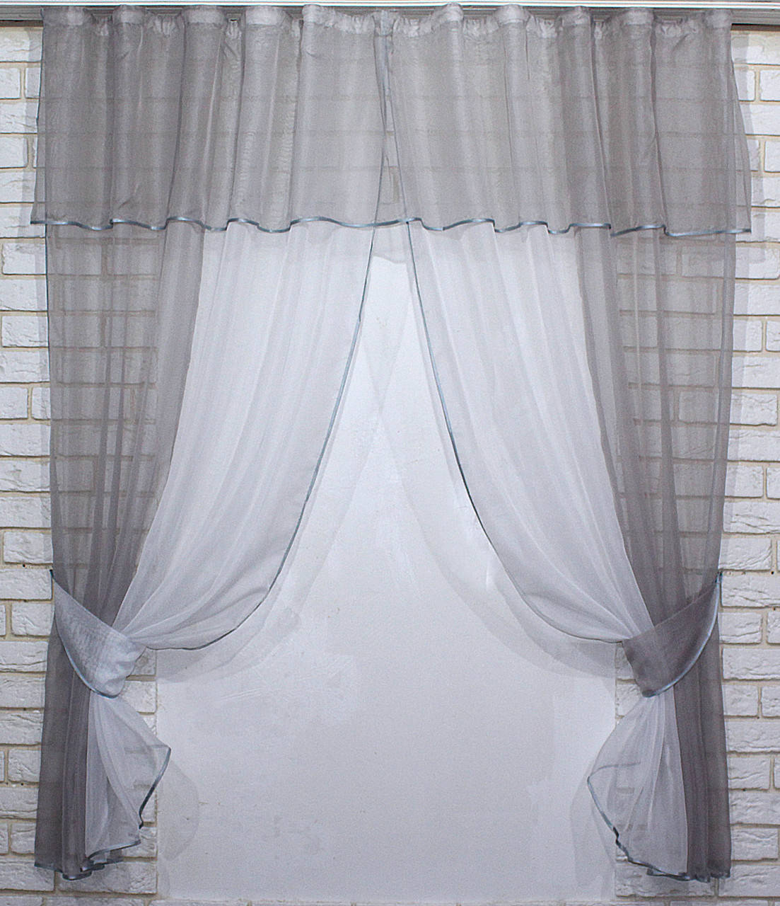 

Кухонные шторы (280х170см.) с ламбрекеном, на карниз 1-1,5м. Цвет серый с белым. Код 090к 50-310