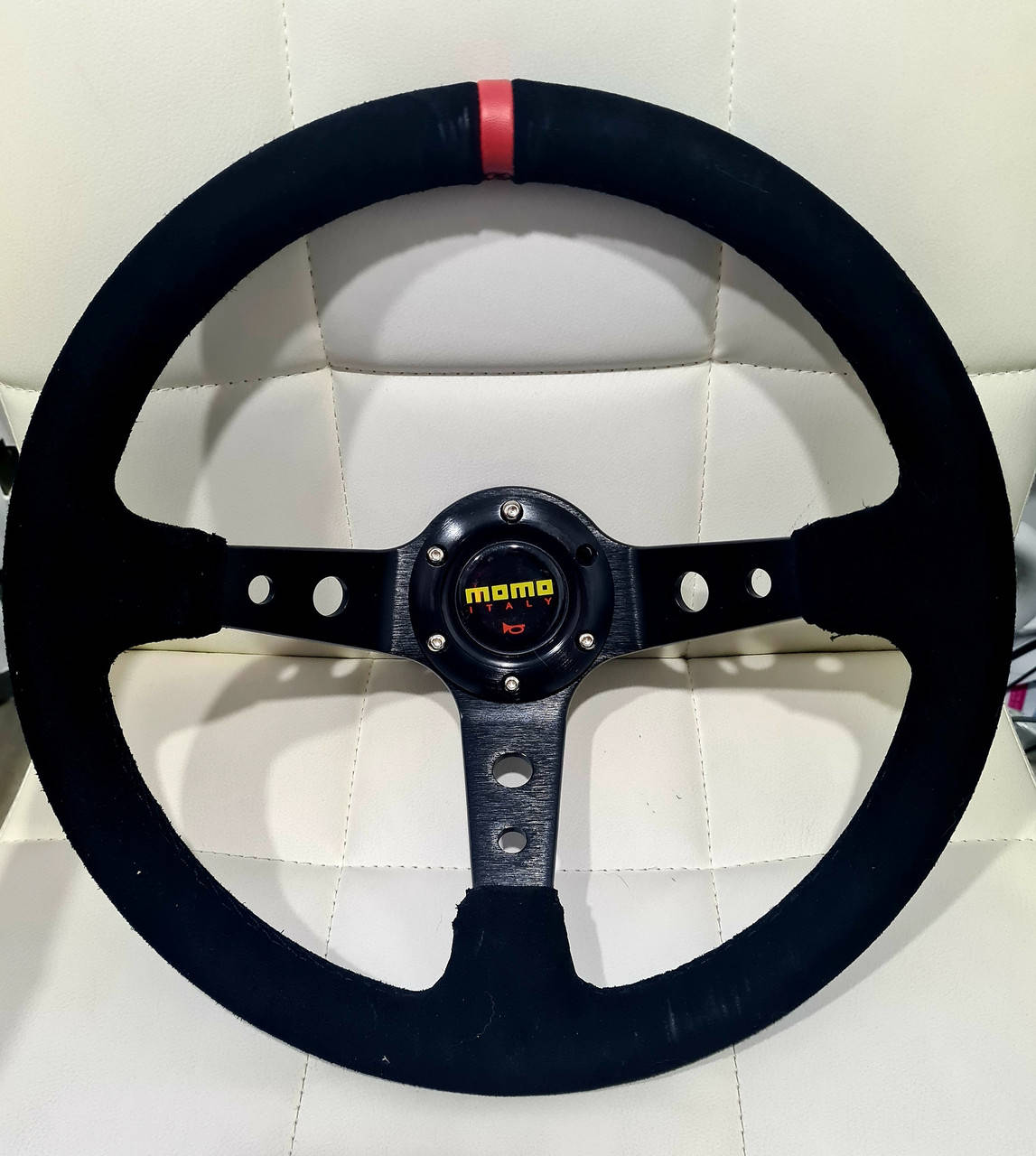 

Руль спортивный MOMO с выносом Алькантара под 6 болтов! Качество! Спорт руль замша с красной вставкой
