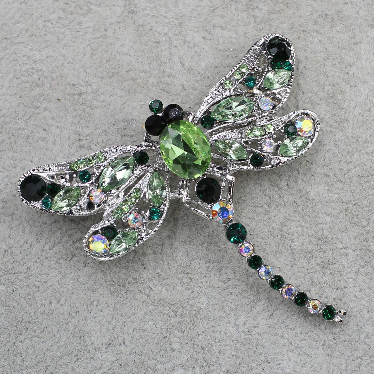 

Брошь металлическая серебристая Стрекоза с с переливающимися хрустальными камнями размер изделия 50х50 мм