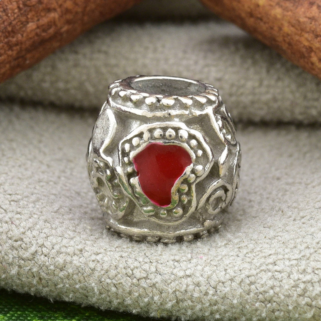 

Серебряный шарм Фантазия 9х8 мм вставка красная эмаль вес 2.83 г