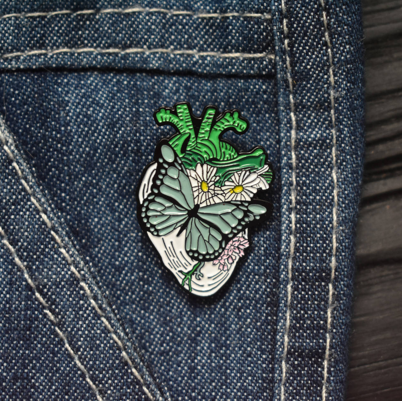 

Значок, брошь-значок, пин из металла на одежду, металлический значок "Сердце с бабочкой"