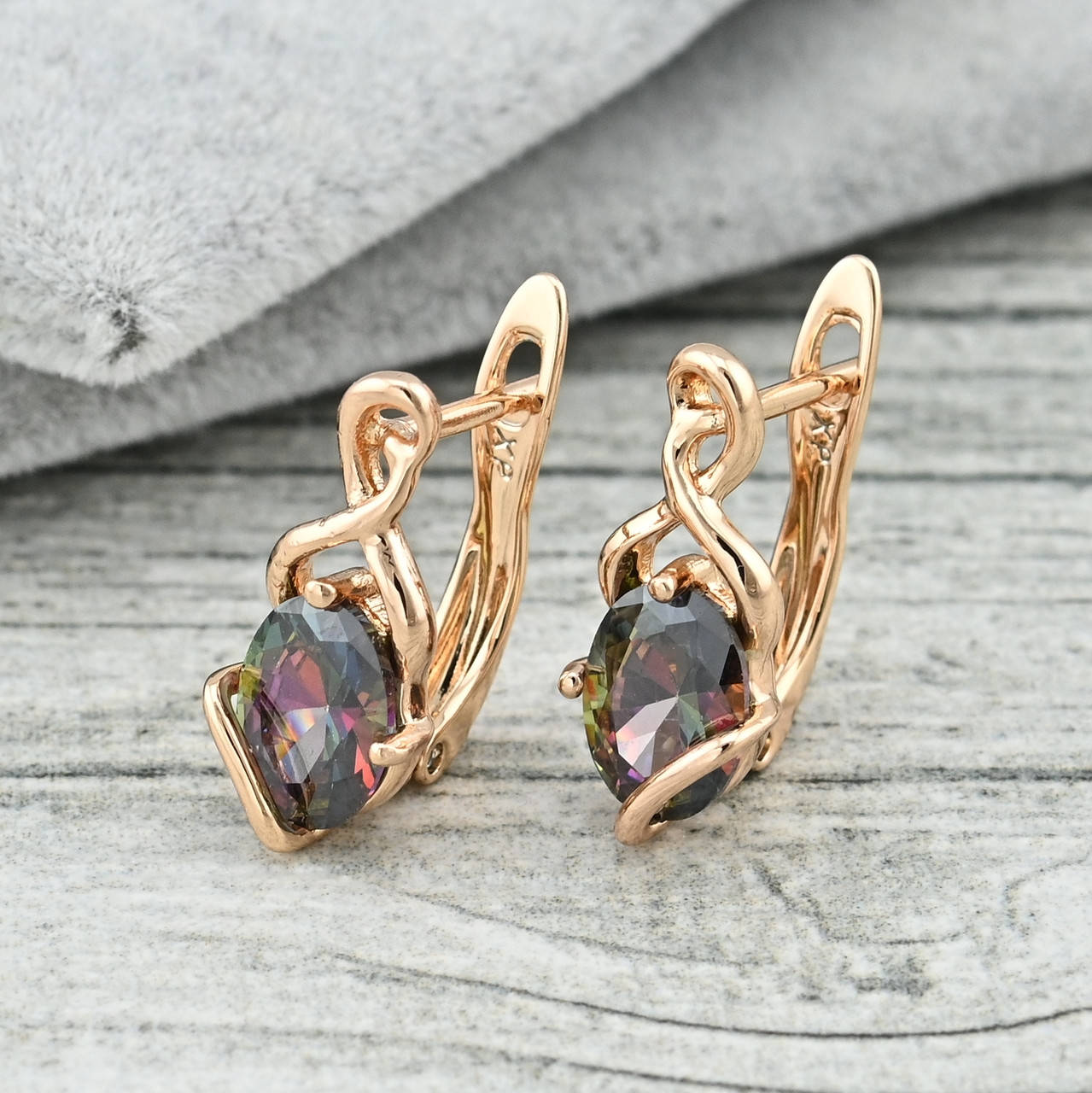 

Серьги Говерла мистик 36095 размер 17х8 мм фианиты мистик вес 2.6 г позолота 18К