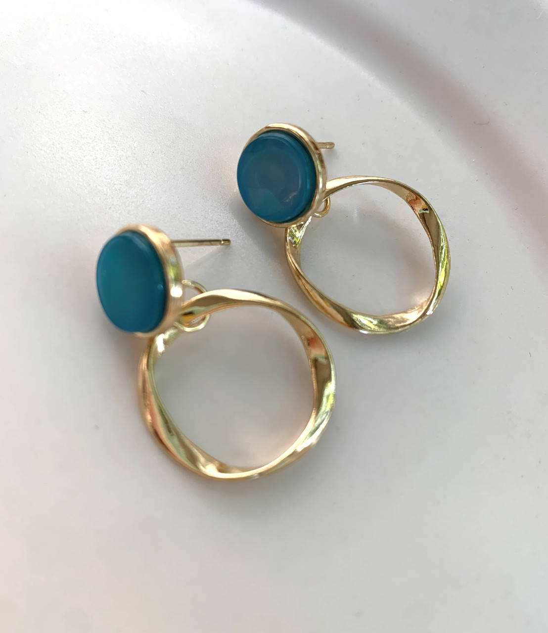 

Милые круглые серьги кольца с перламутром золотые голубые, серьги цвет золото