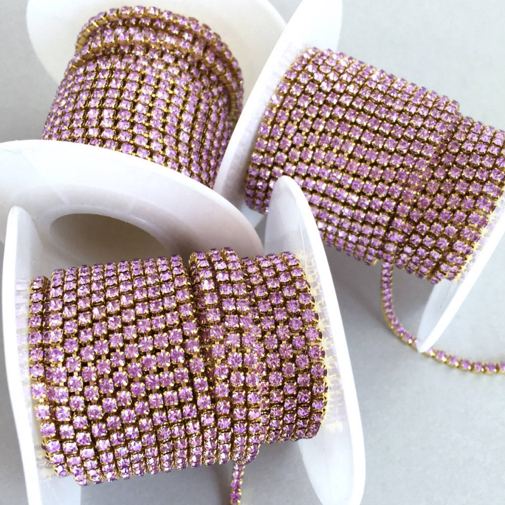 

Стразовая цепь ss6 (2 мм). Сиреневый (золото)