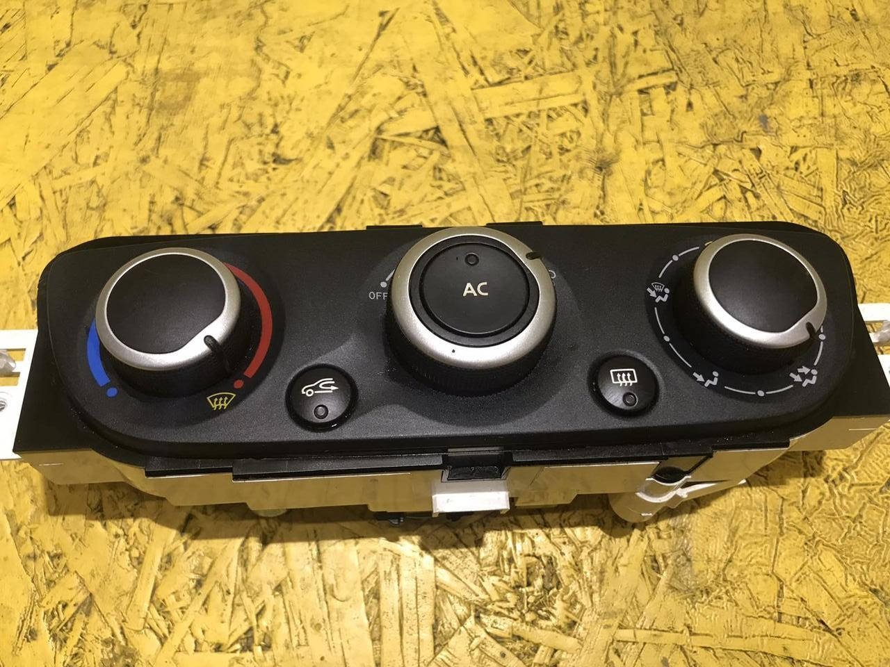 

Блок управления климатом (механичский) Renault Megane 3 меган 3