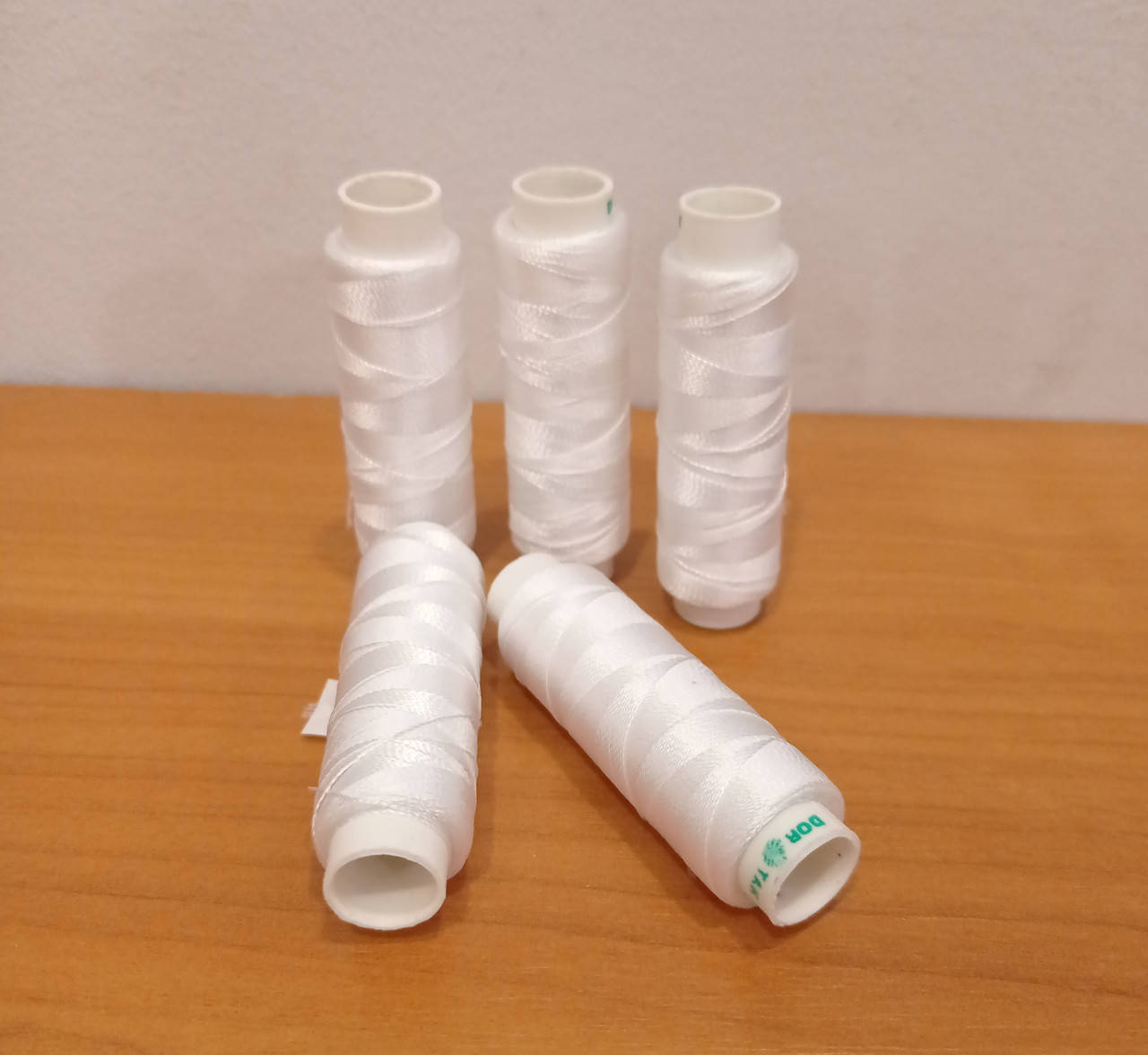 

Нитки для кожи Dor Tak 100Y 210D/2, цвет 200, белый, Разные цвета