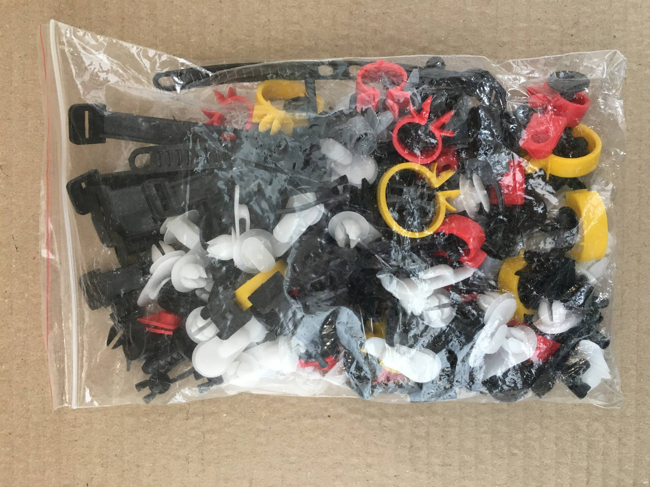 

Комплект клипс и пистонов ВАЗ 2101