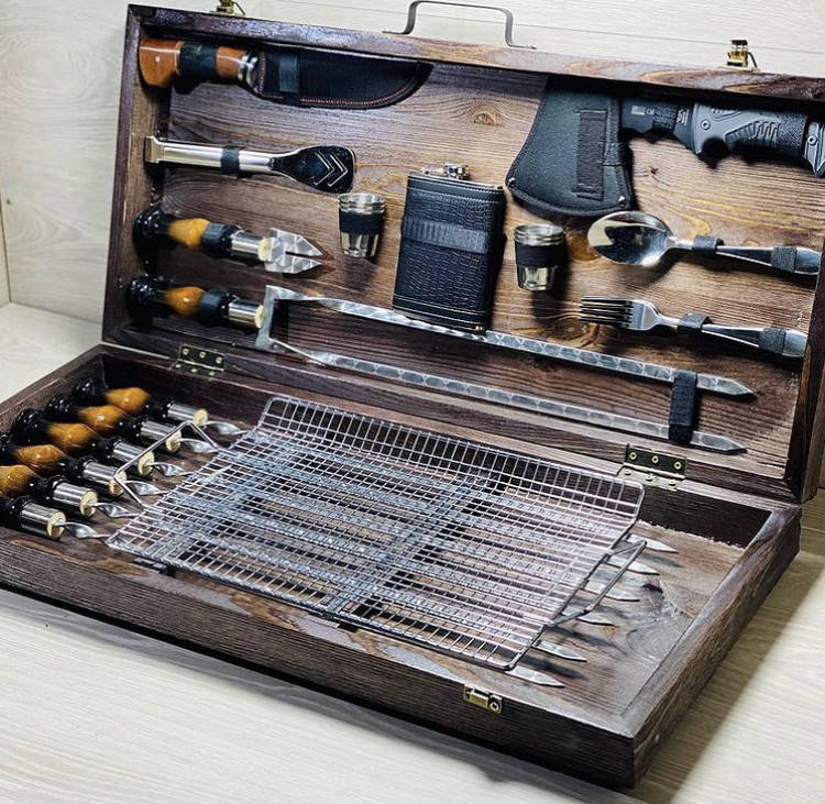 

Подарочный набор шампуров в деревянном кейсе для пикника ручной работы.