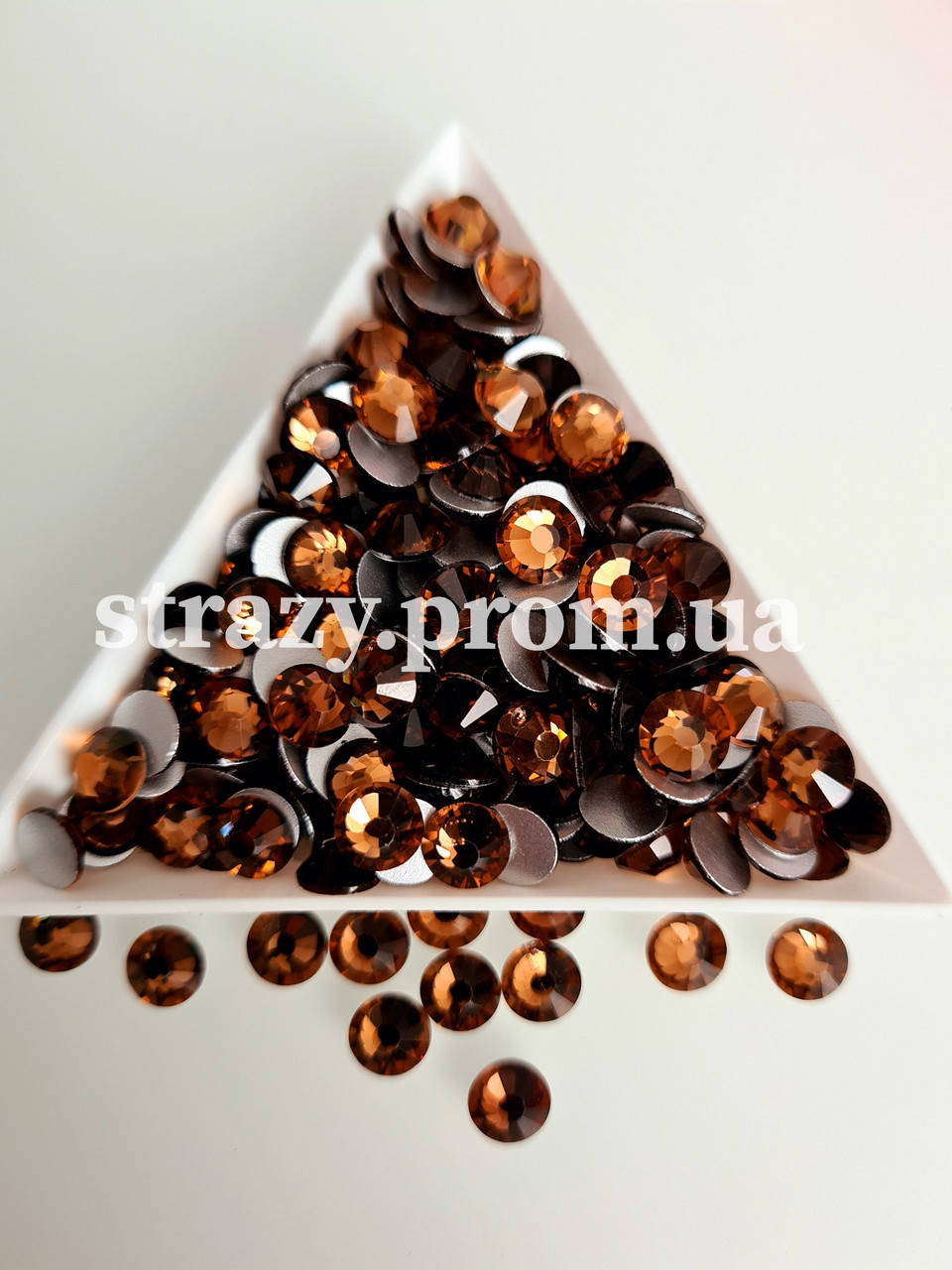 

Стразы ss16 Smoked Topaz 1400шт. (3,8-4,0мм) "Crystal Premium"