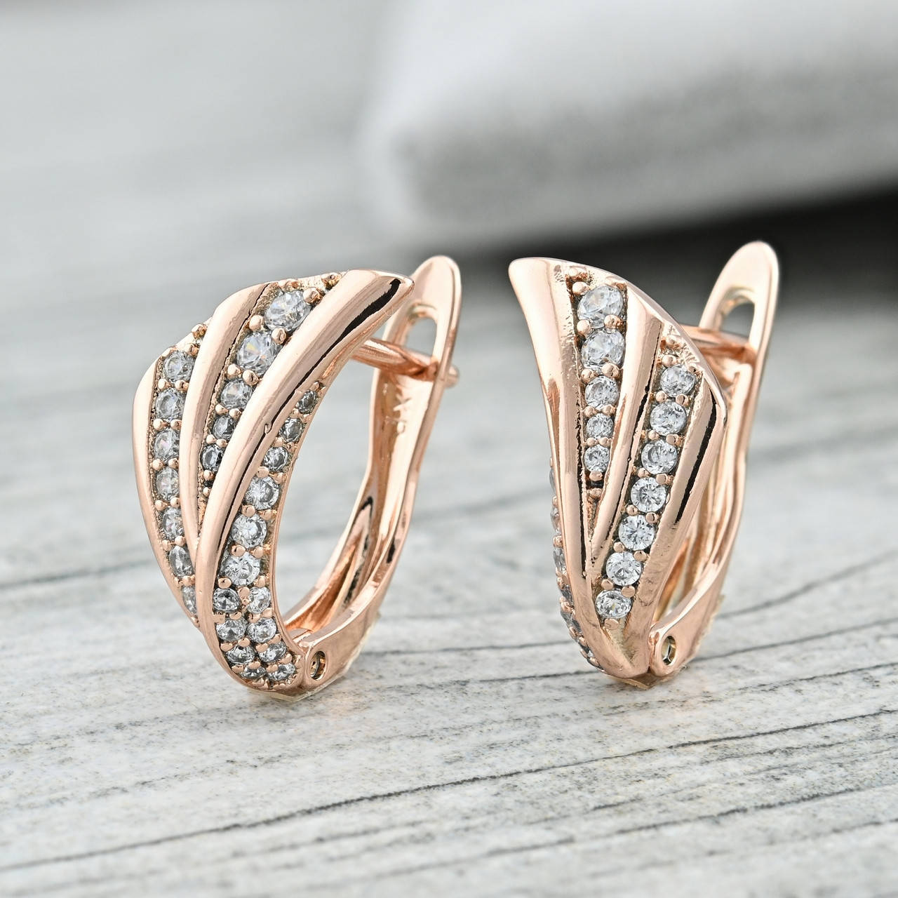 

Серьги Xuping 35468 размер 16х10 мм белые фианиты вес 2.3 г позолота РО